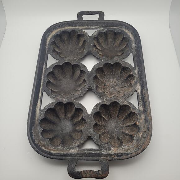 Vintage Cast Iron 6 Well Turks Head Gem Mold Pan Corn Bread Rustic Bakeware - Picture 1 of 12